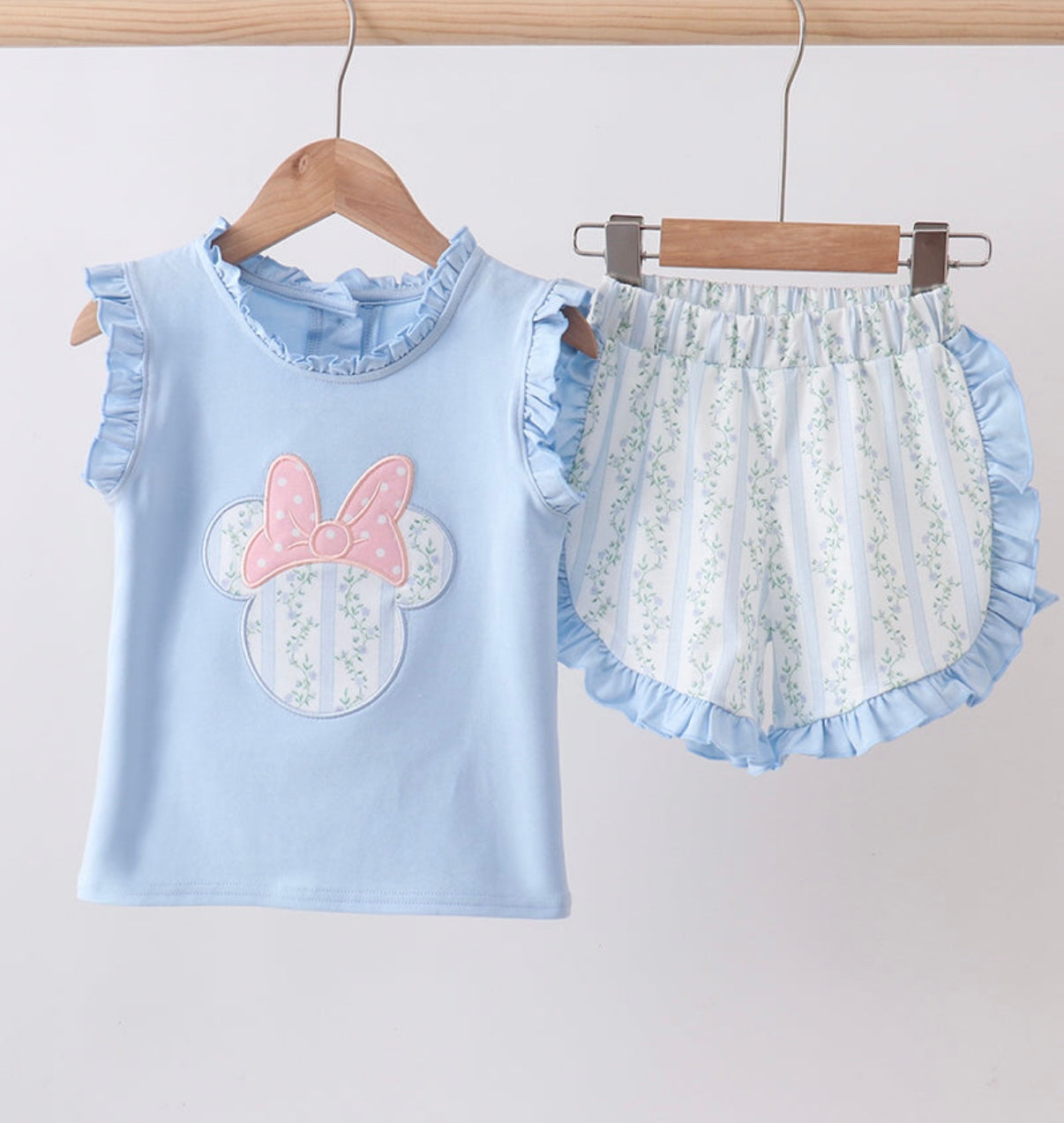 Blue character appliqué ruffle short set
